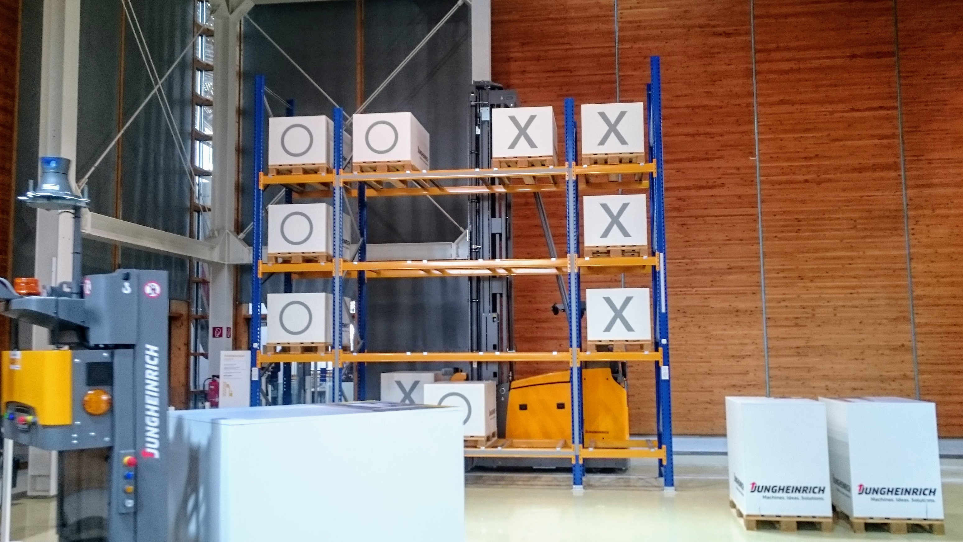 forklift plays tic-tac-toe